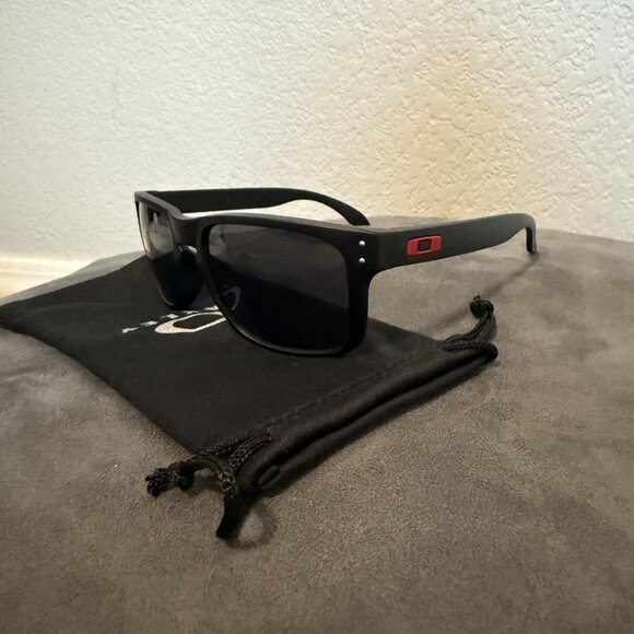 Oakley Sunglasses Holbrook Black Matte Frame 9102 Red Icons - Picture 3 of 6